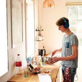 Mantelzorg - jongeman in de keuken