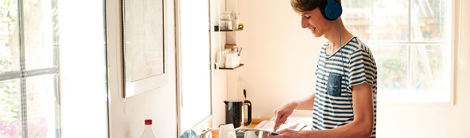 Mantelzorg - jongeman in de keuken