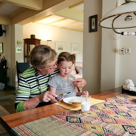 Mantelzorg - Maaltijden - Oma met kleindochter