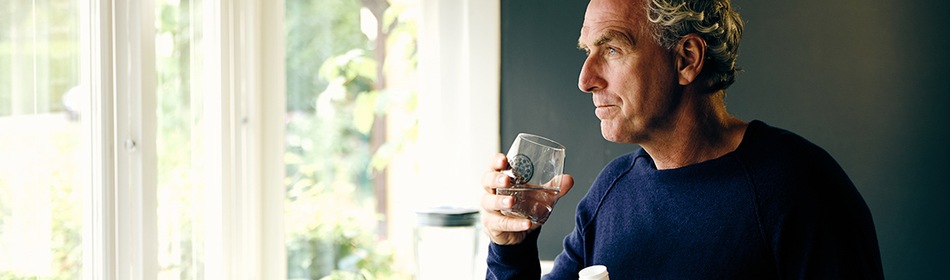 Man neemt medicijn in