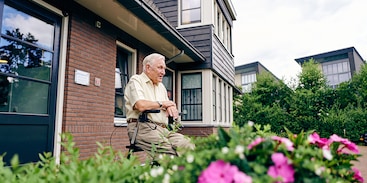 Mantelzorg - vervoer - man wachtend in tuin