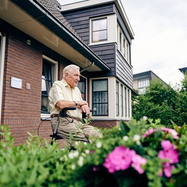 Mantelzorg - vervoer - man wachtend in tuin