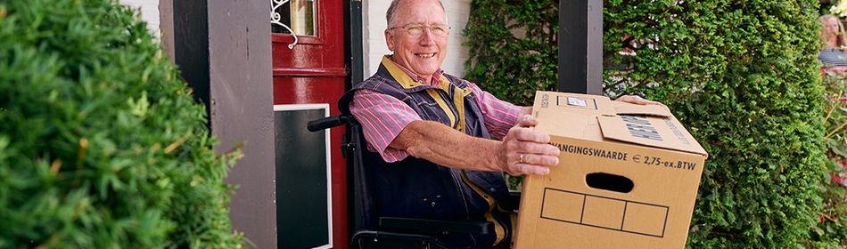 Mantelzorg - verhuizen - Man met verhuisdoos