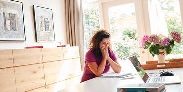 Mantelzorg nadenkende vrouw