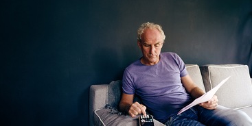 Man met calculator