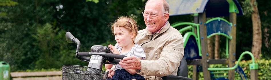 Opa met kleinkind op de scootmobiel