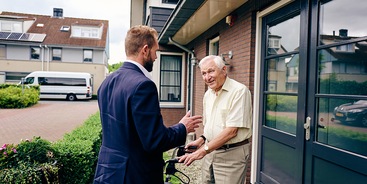 Mantelzorg - Vervoer - Meneer wordt opgehaald