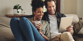 Vrouw en man op bank met tablet