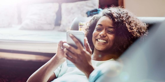 vrouw met telefoon mobiel